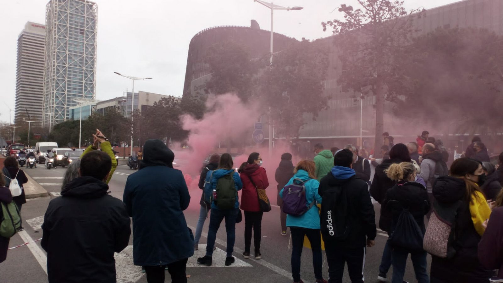 Els piquets sindicals d'educació tallen la Ronda Litoral