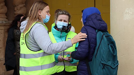 Serveis informatius Ràdio 4 - El centre d'informació i acollida de refugiats a la Fira obre a mig gas