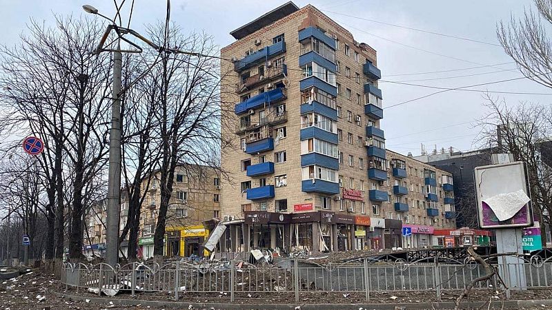 Boletines RNE - Mariúpol denuncia un ataque contra una escuela de arte que albergaba 400 personas refugiadas - Escuchar ahora