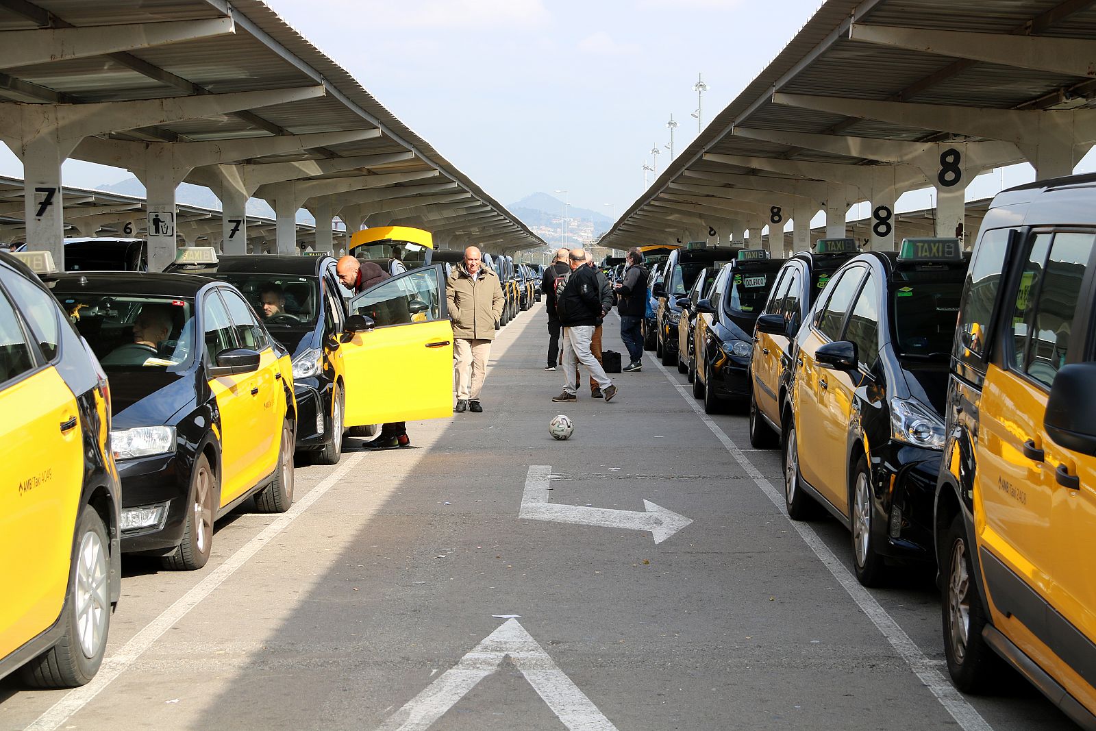 Els taxistes se sumen als transportistes i amenacen amb noves protestes