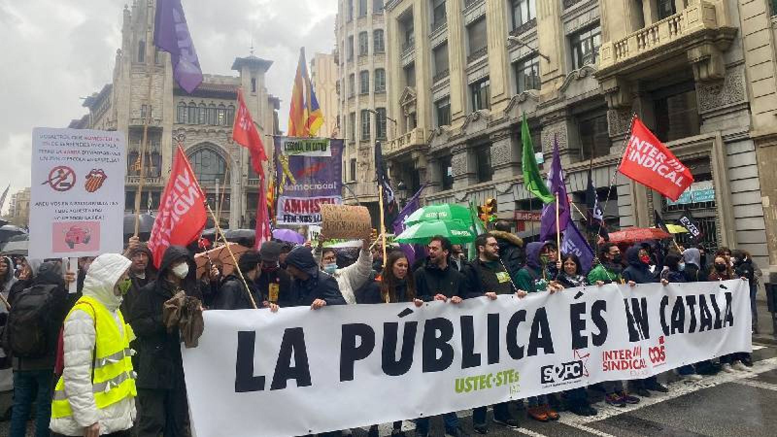 Unes 2.000 persones es manifesten a Girona en defensa del català a l'escola