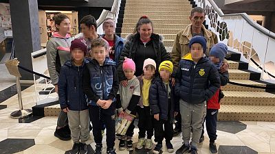 Las mañanas de RNE con Íñigo Alfonso - La huida de Ana y sus 10 hijos desde Rumanía: "Podemos hacer poco más que esperar" - Escuchar ahora 