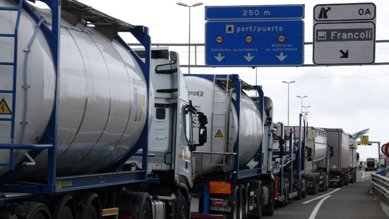 Els transportistes continuen les aturades tot i l'acord d'abaixar els preus dels combustibles