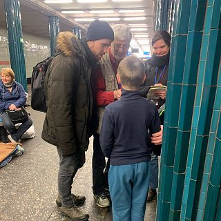 Las risas encapsuladas de los niños en el metro de Kiev