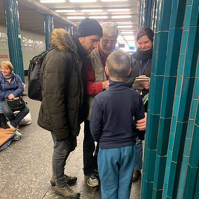 14 horas - Las risas encapsuladas de los niños en el metro de Kiev: \"Queremos que se sientan seguros y felices\"  - Escuchar ahora