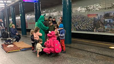 14 horas - Las risas encapsuladas de los niños en el metro de Kiev: "Queremos que se sientan seguros y felices"  - Escuchar ahora