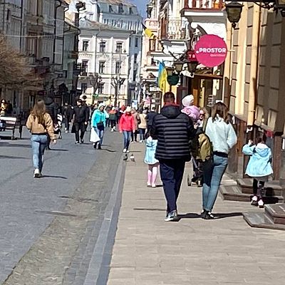 Las mañanas de RNE con Íñigo Alfonso - Chernovtsi, un refugio para quienes no quieren huir de Ucrania - Escuchar ahora