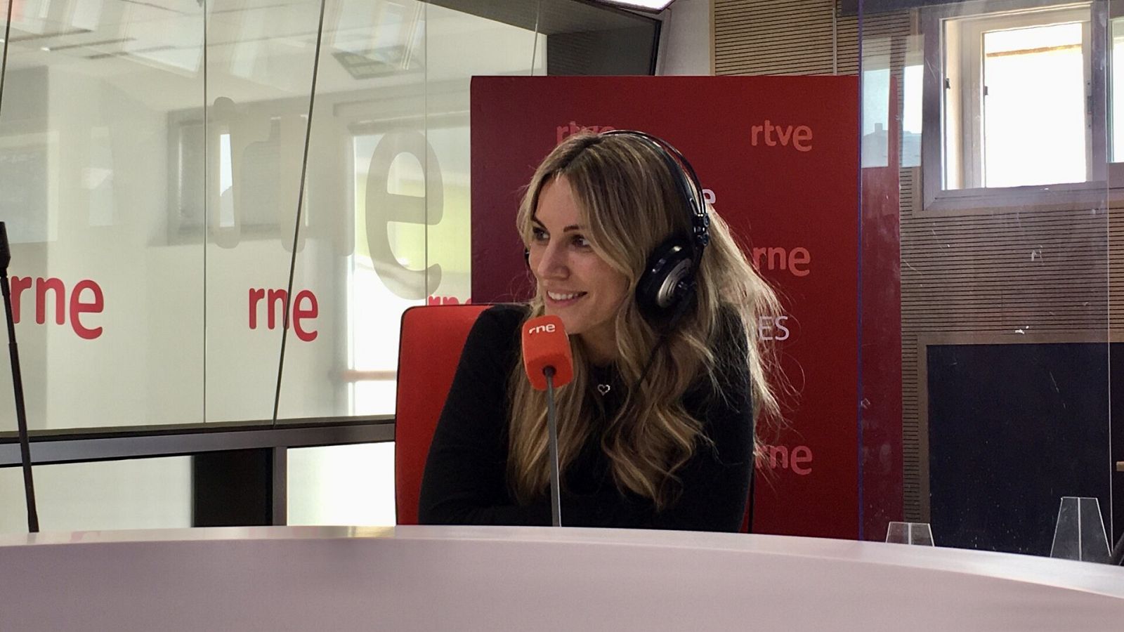 Tarde lo que tarde - La catarsis de Edurne llega a los escenarios - Escuchar ahora