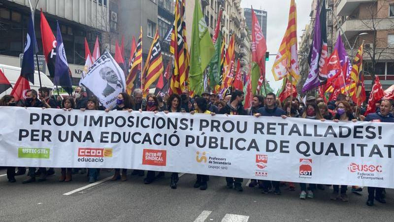 Milers de docents es manifesten al centre de Barcelona