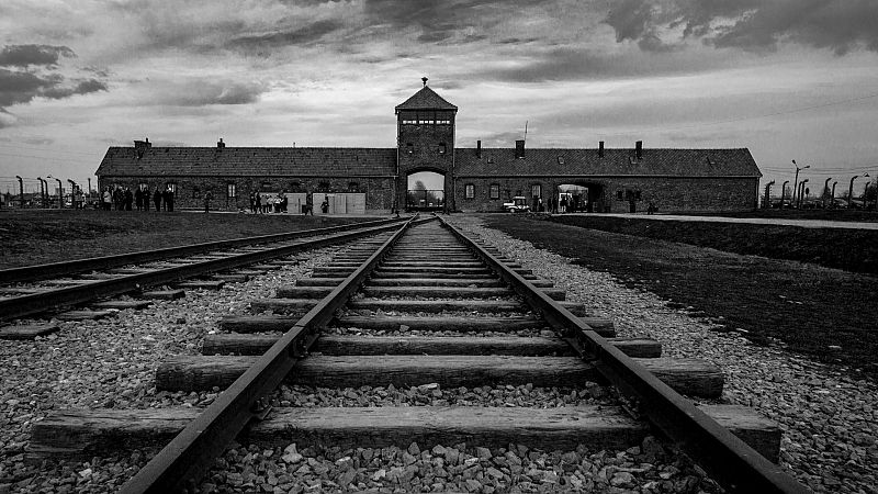 Las mañanas de RNE con Íñigo Alonso - La moderna I Diálogo a cinco en Auschwitz - Escuchar ahora