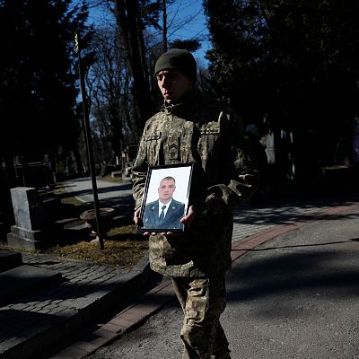 14 Horas - En Leópolis las familias se despiden de sus muertos - Escuchar ahora