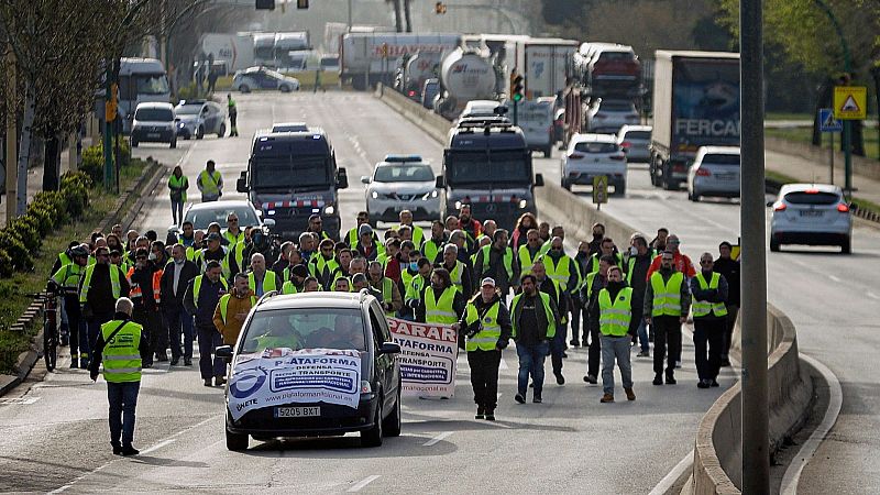 España a las 8 fin de semana - Los transportistas suspenden "temporalmente" el paro después de 20 días - Escuchar ahora