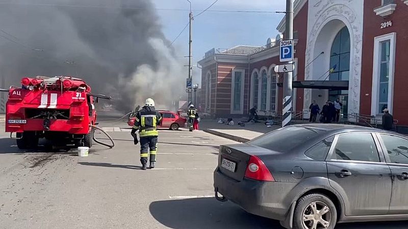 España a las 8 fin de semana - Rusia niega la autoría del bombardeo de la estación de Kramatorsk, con al menos 50 muertos - Escuchar ahora