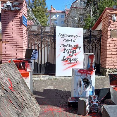 España a las 8 fin de semana - RNE en Leópolis | Protestas por los saqueos rusos en las zonas ucranianas ocupadas - Escuchar ahora