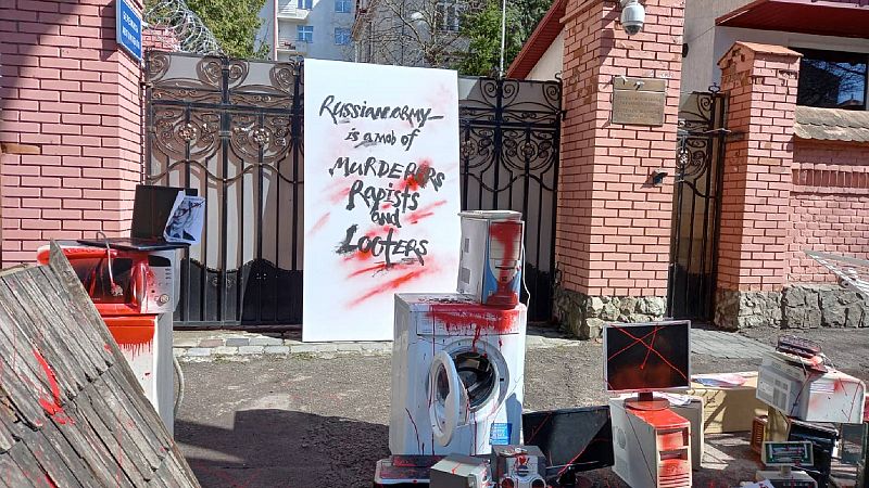 España a las 8 fin de semana - RNE en Leópolis | Protestas por los saqueos rusos en las zonas ucranianas ocupadas - Escuchar ahora
