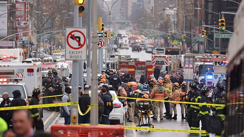 Las mañanas de RNE - La policía busca a un sospechoso del tiroteo del metro de Nueva York - Escuchar ahora