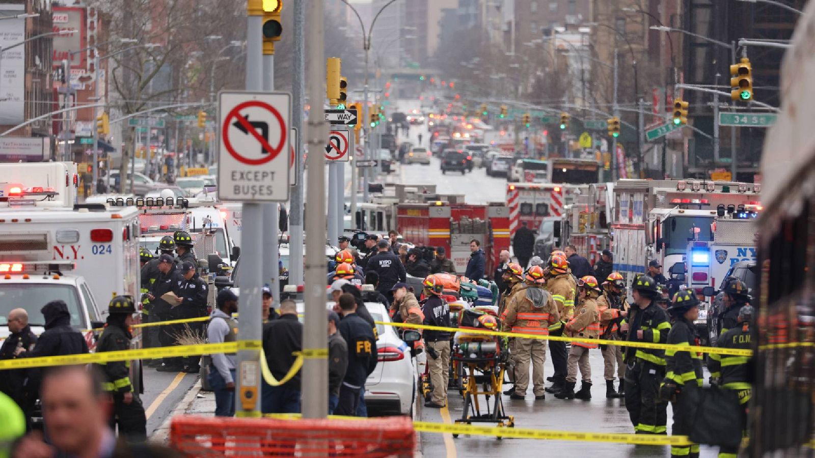 Las mañanas de RNE - La policía busca a un sospechoso del tiroteo del metro de Nueva York - Escuchar ahora