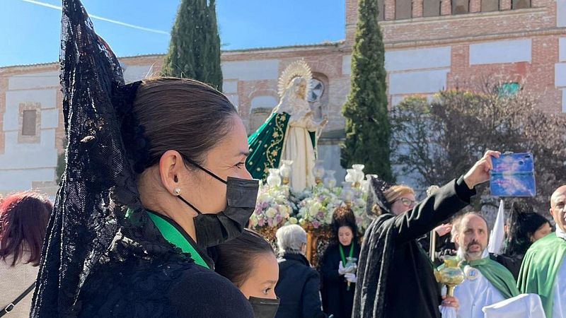 Más cerca - Las mantillas negras y las peinetas vuelven a Zamora - Escuchar ahora