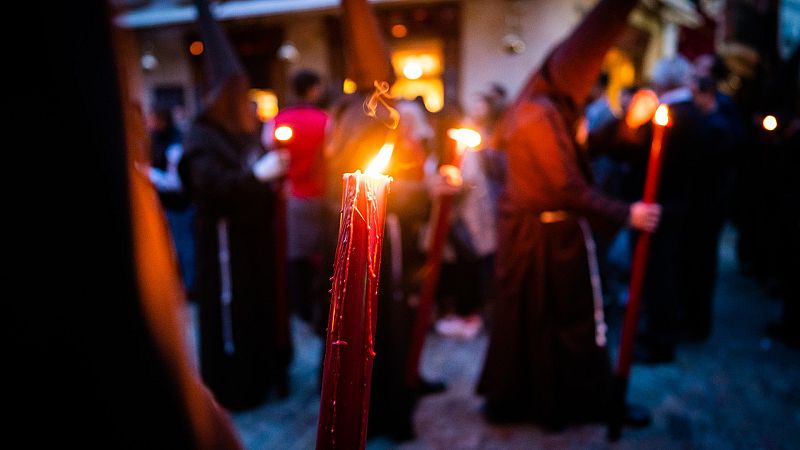 Más cerca - Talleres artesanales que visten la Semana Santa de Sevilla - Escuchar ahora 