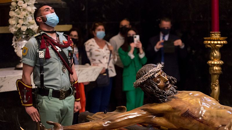 Más cerca - La Legión vuelve a trasladar al Cristo de la Buena Muerte - Escuchar ahora