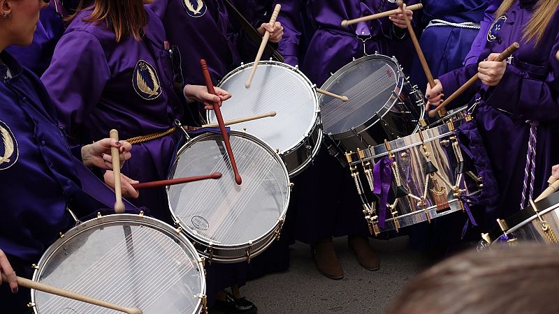 Más cerca - El estruendo de los tambores vuelve a las calles de Calanda - Escuchar ahora 