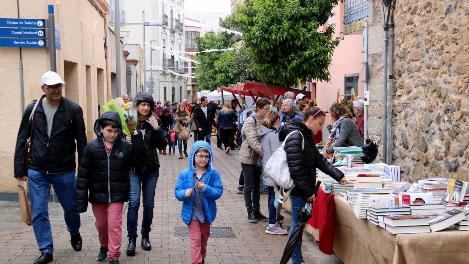 El carrer respira optimisme, malgrat la pluja | MARTA ORQUÍN