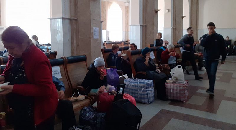 14 Horas - RNE en Odesa | La gran estacin de ferrocarril se transforma un centro de ayuda humanitaria - Escuchar ahora
