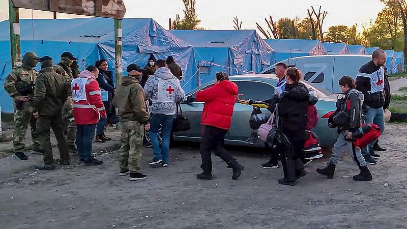 España a las 8 fin de semana - Evacuados todos los niños, mujeres y ancianos de la acería de Azovstal - Escuchar ahora