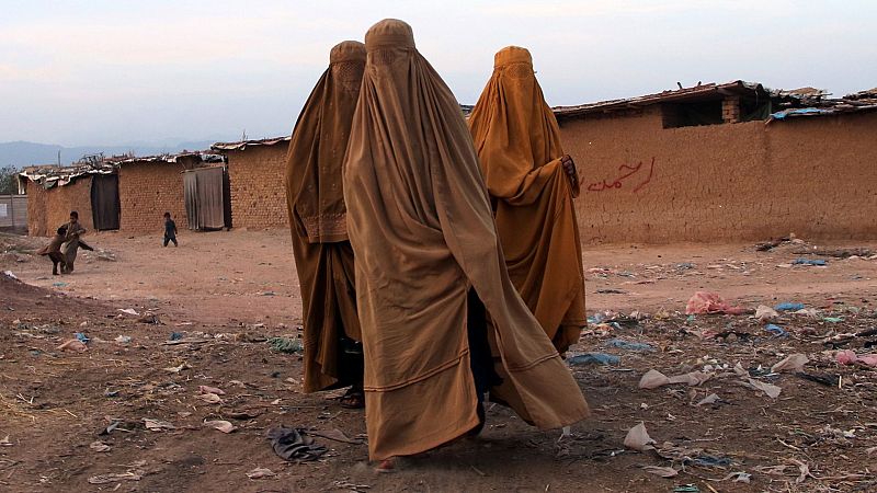 España a las 8 fin de semana - Los talibanes decretan el uso obligatorio del burka en lugares públicos para todas las mujeres - Escuchar ahora