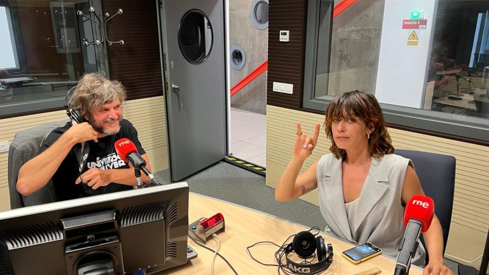 Tarde lo que tarde - 'El universo de Óliver', con Salva Reina, María León y Alexis Morante - Escuchar ahora