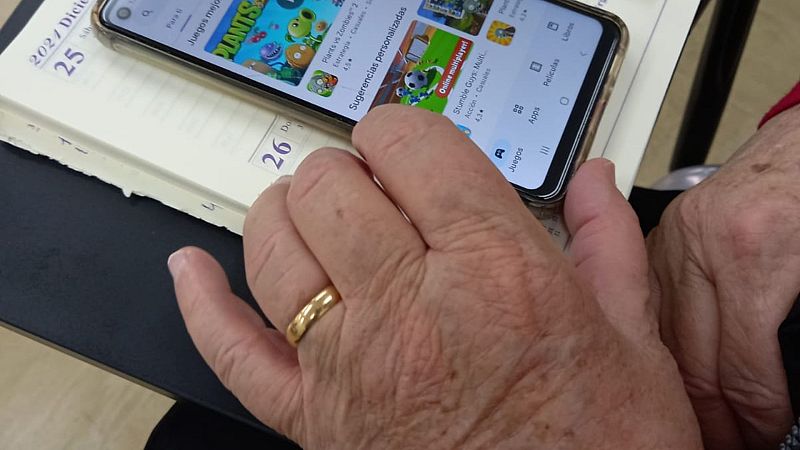 Reportajes RNE - Mayores: maestros de la vida, aprendices en la red - Escuchar ahora