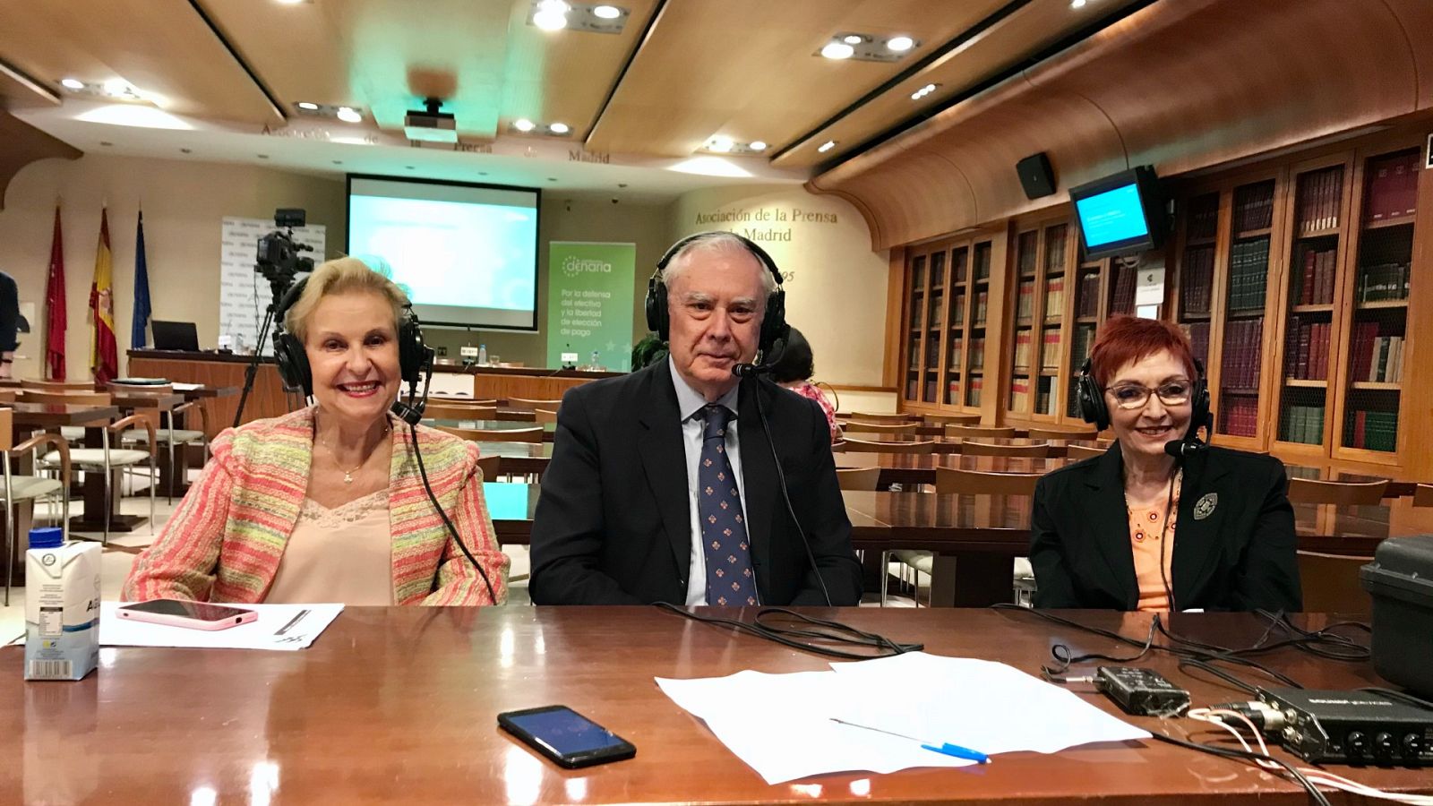 Más cerca - En defensa de la supervivencia del dinero en efectivo - Escuchar ahora