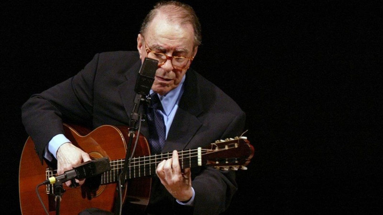 Agualusa - Amoroso, la biografía de João Gilberto. Y Áurea Martins - 25/05/22 - escuchar ahora