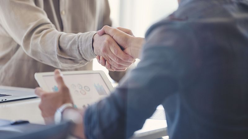 Cómo tus 'conocidos' te ayudan a conseguir trabajo - Escuchar ahora