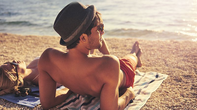 Enfermera Saturada - Tomar el sol - Escuchar ahora