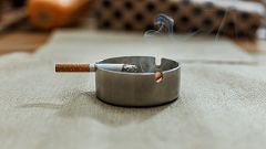 Las Mañanas de RNE - AECC: "Cerca del 100% de los espacios públicos donde hay menores tienen restos de tabaco"