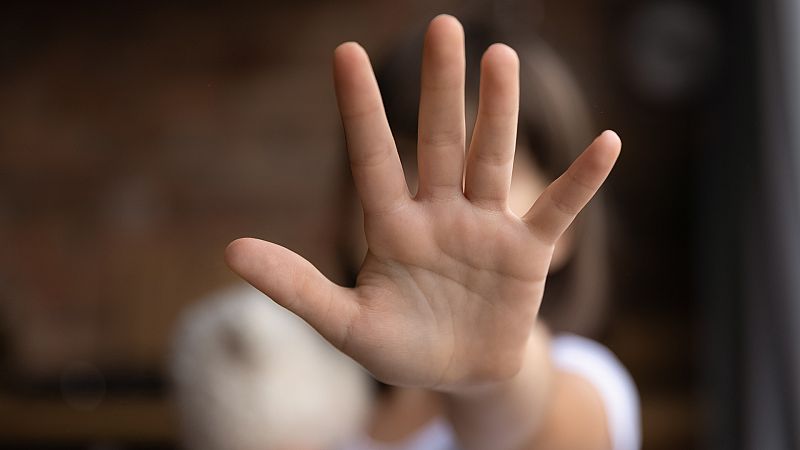 Por tres razones - 100 docentes valencianos aprenden a detectar abuso sexual - Escuchar ahora