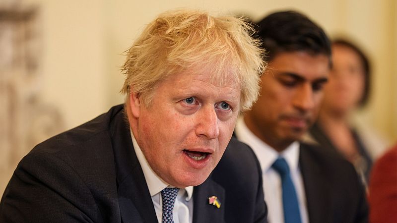 Más cerca - Moción interna a Boris Johnson: tocado pero no hundido - Escuchar ahora