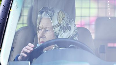 Especiales informativos RNE - Perros, caballos y coches: las aficiones de la reina Isabel II - Escuchar ahora