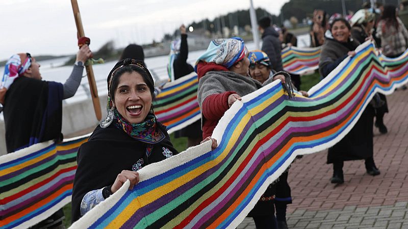 Hora América - Tejedoras mapuche logran récord mundial con su telar - escuchar ahora