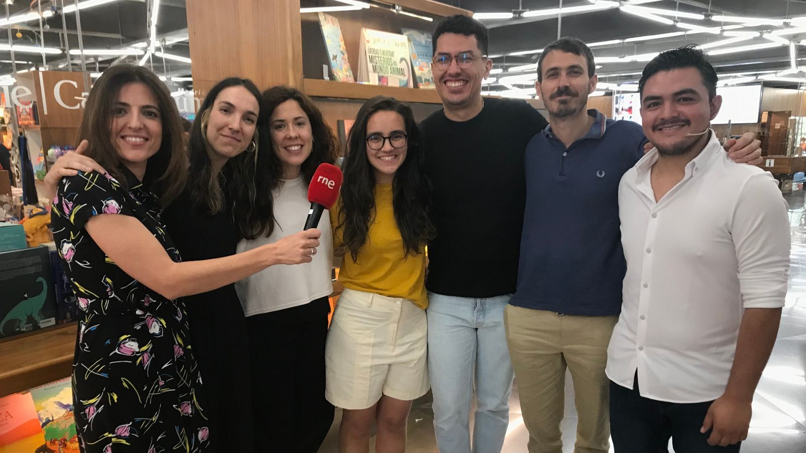 Más cerca - Jóvenes artistas emprenden con proyectos de impacto social - Escuchar ahora