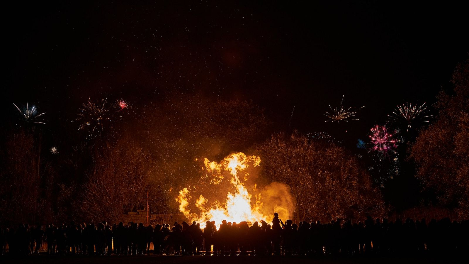 Más cerca - Alicante se prepara para la Noche de San Juan - Escuchar ahora 