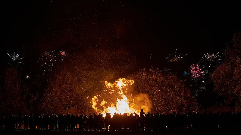 Más cerca - Alicante se prepara para la Noche de San Juan - Escuchar ahora 