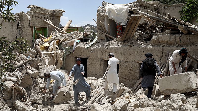 Cinco Continentes - Los afganos buscan supervivientes tras el seísmo - Escuchar ahora