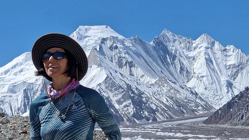 Por tres razones - La primera en superar un cáncer de mama y subir el K2 - Escuchar ahora