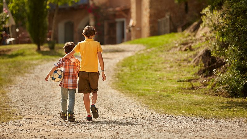 Por tres razones - Cómo un hermano te cambia la vida - Escuchar ahora