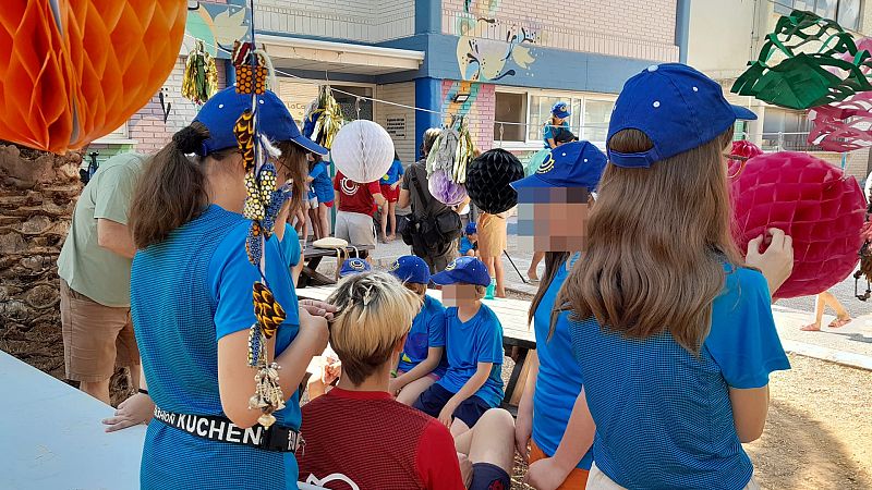 Más cerca - 42 niños ucranianos de vacaciones lejos de la guerra - Escuchar ahora 