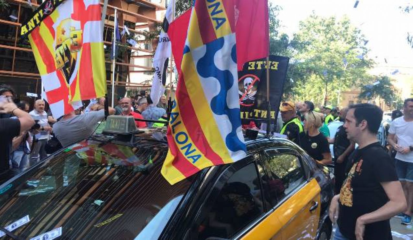 Centenars de taxistes es manifesten a Barcelona