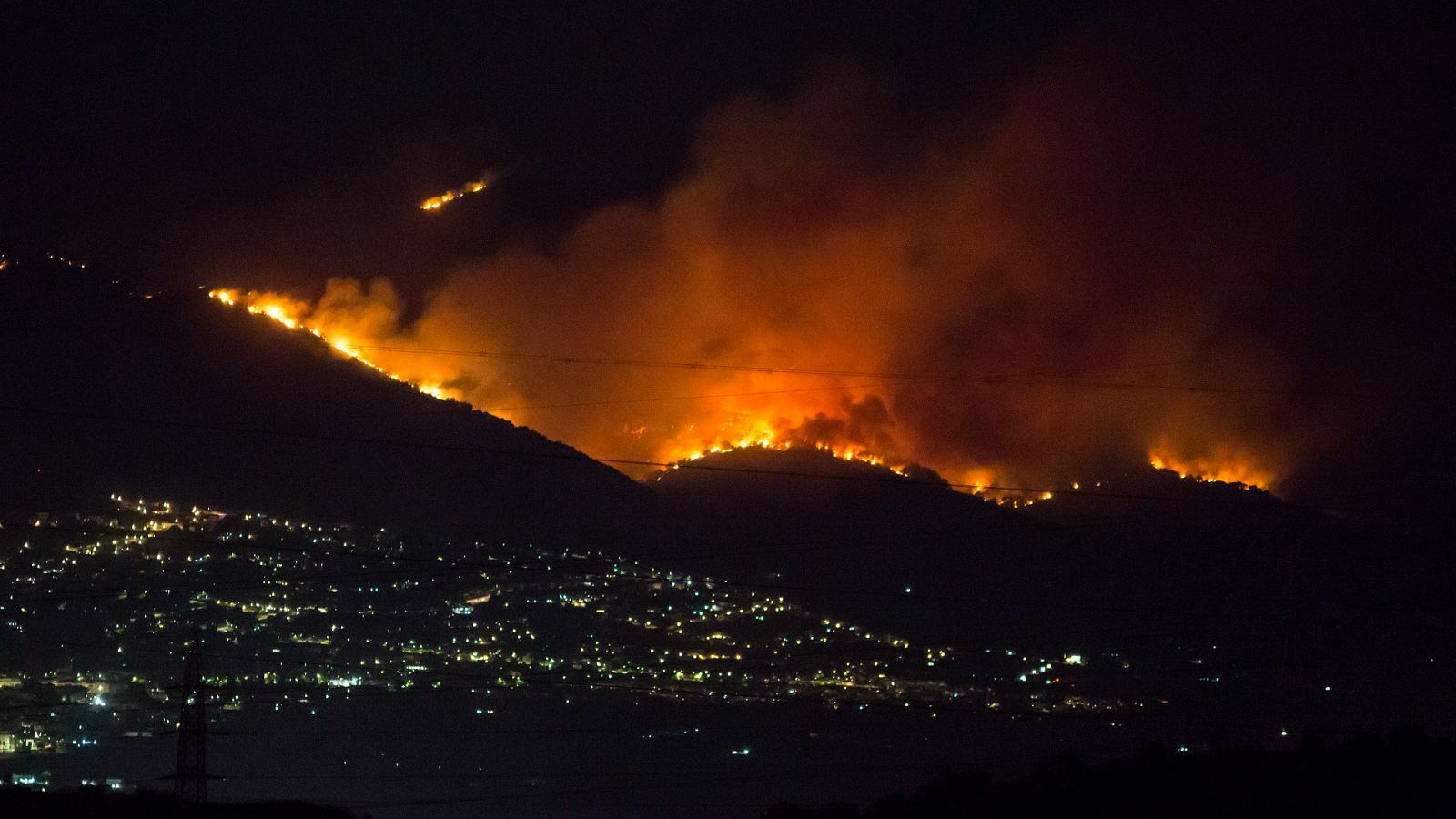 14 Horas Fin de Semana -  Alrededor de 30 incendios activos en diferentes provincias de España