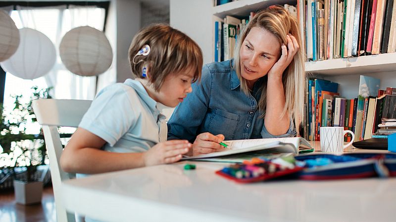 Más cerca - Derecho a una educación bilingüe para los niños sordos - Escuchar ahora 